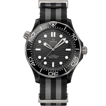 海马<span class="nowrap">系列</span> 43.5毫米, 黑色陶瓷表壳 搭配 NATO表带 - 21092442001002